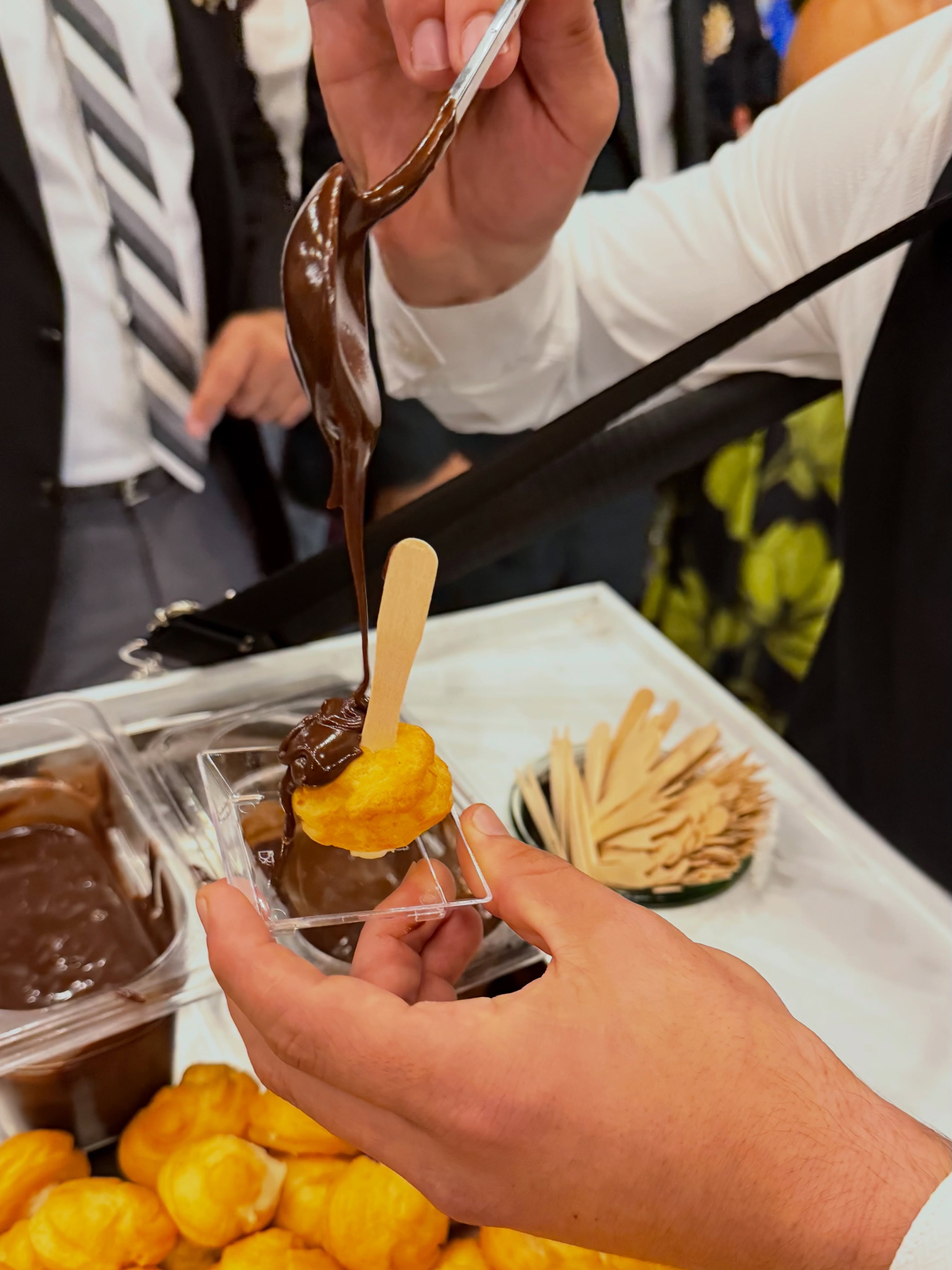 Üzerine çikolata sosu dökülen profiterol