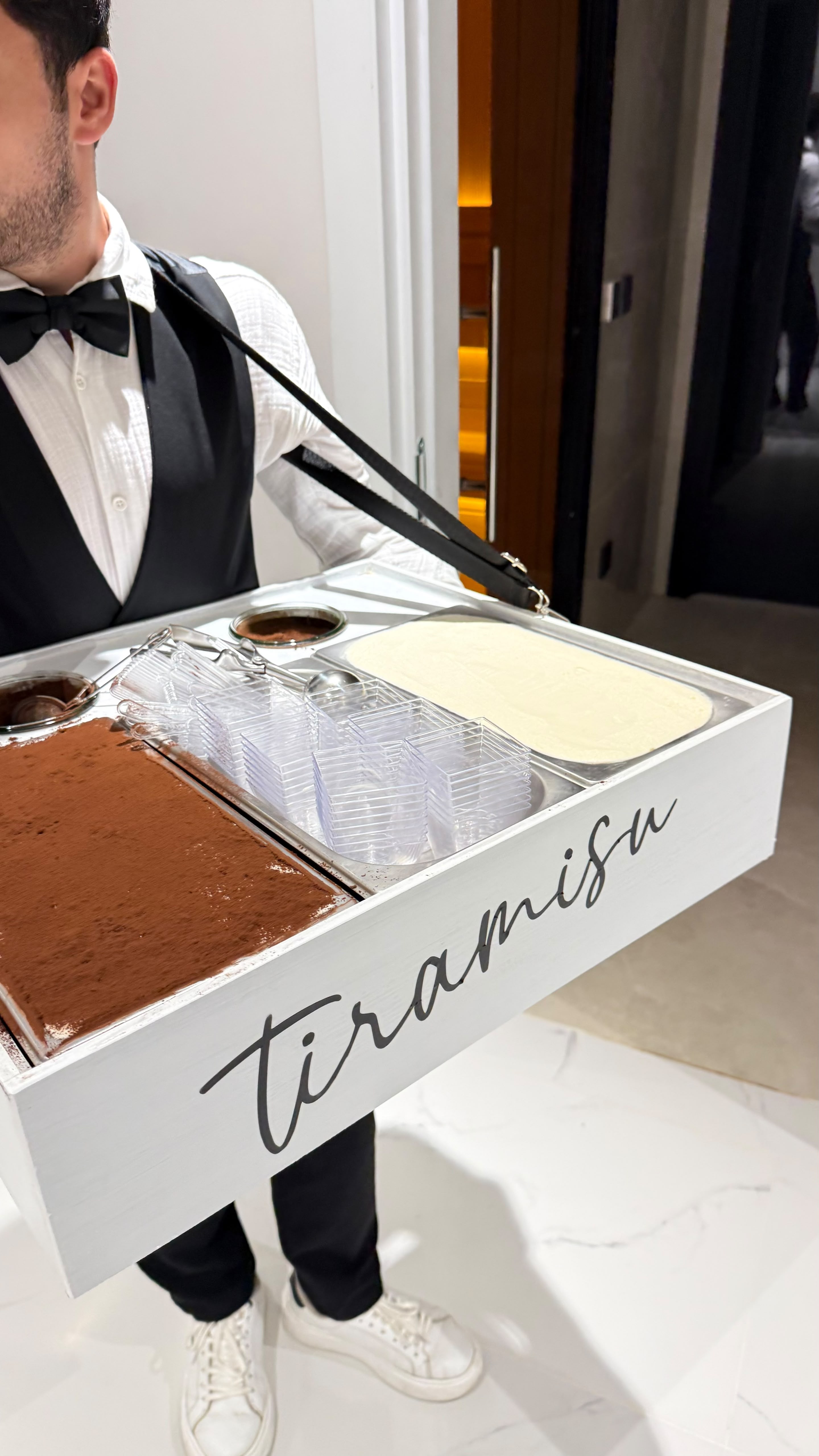 Kaçamak Catering dolaşan istasyonunda tiramisu servisi
